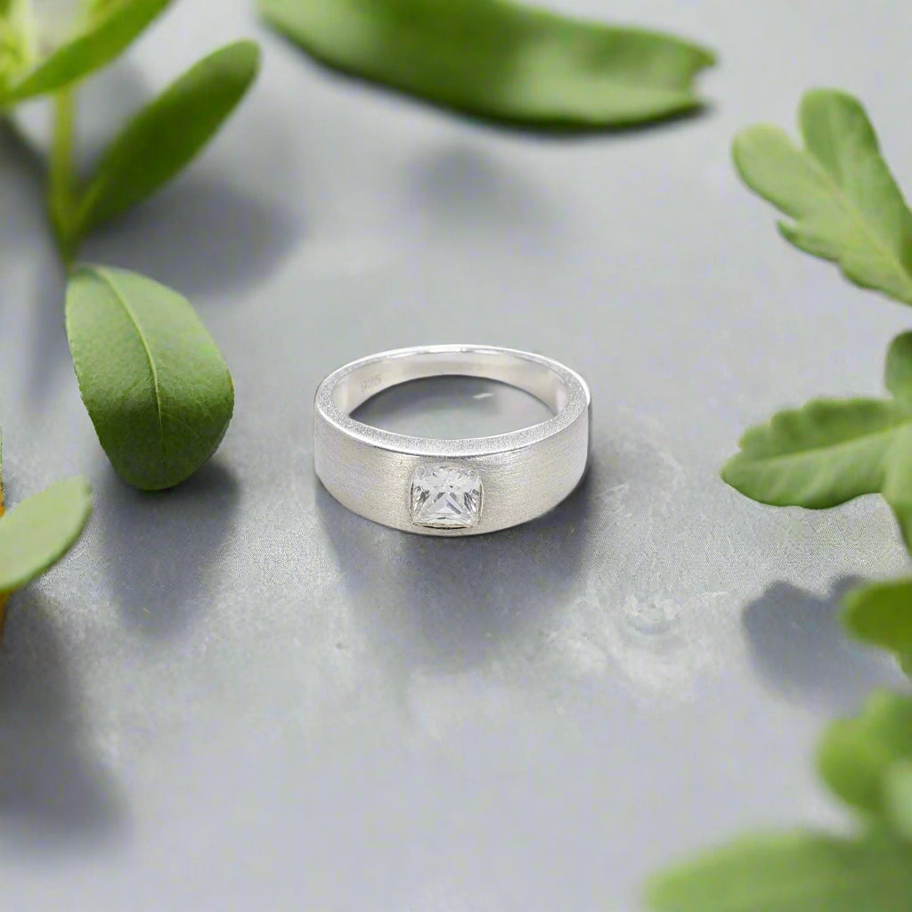 Anillo de plata de ley con piedras preciosas