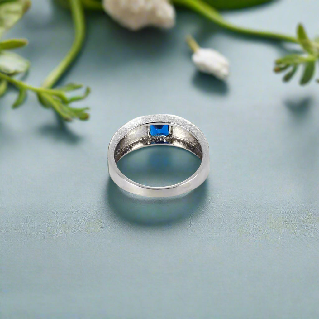 Anillo de plata de ley con piedras preciosas