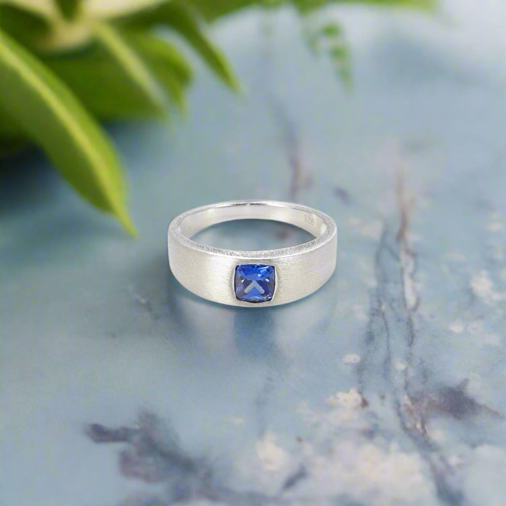 Anillo de plata de ley con piedras preciosas