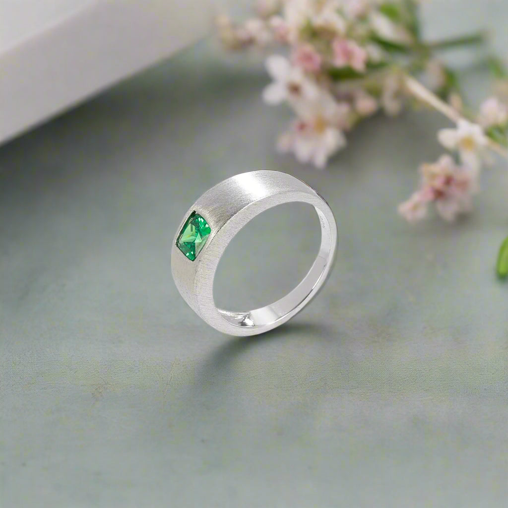 Anillo de plata de ley con piedras preciosas