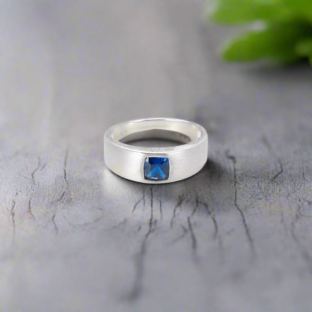 Anillo de plata de ley con piedras preciosas