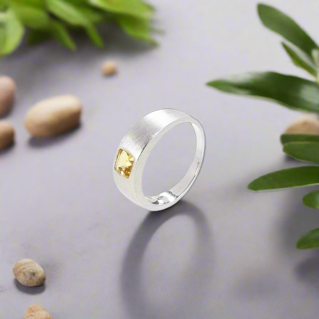 Anillo de plata de ley con piedras preciosas