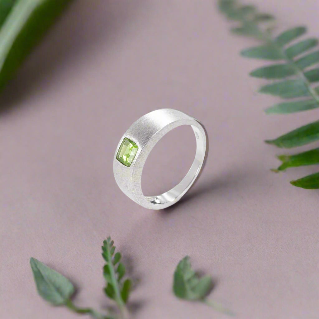 Anillo de plata de ley con piedras preciosas