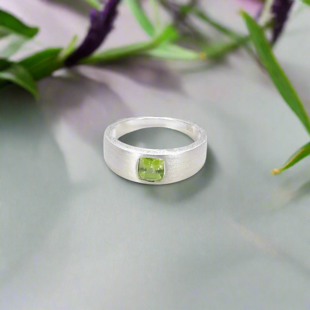 Anillo de plata de ley con piedras preciosas