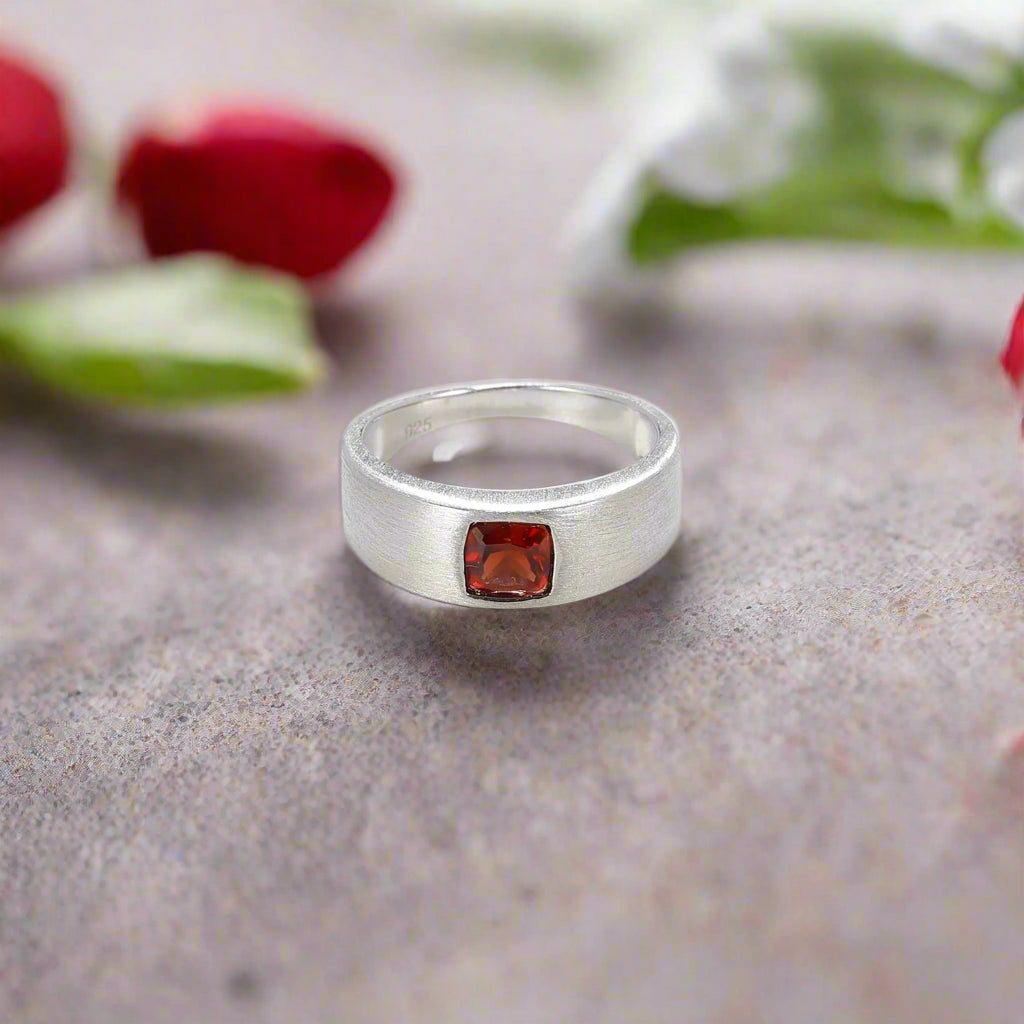 Anillo de plata de ley con piedras preciosas