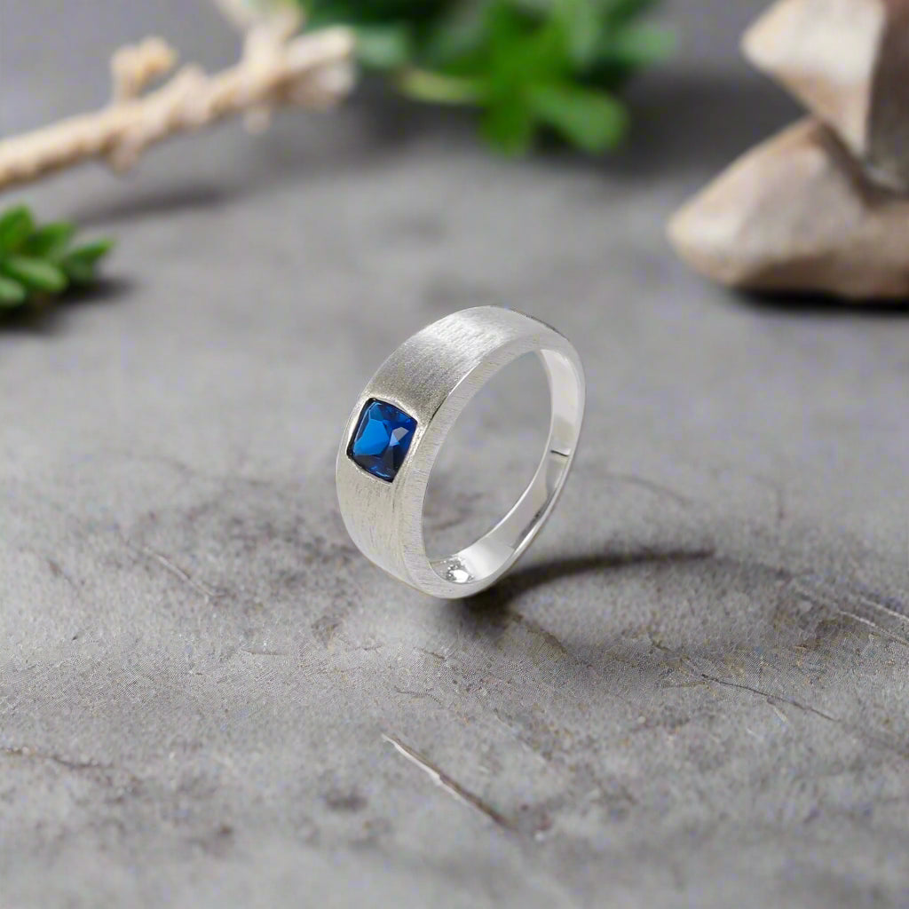 Anillo de plata de ley con piedras preciosas