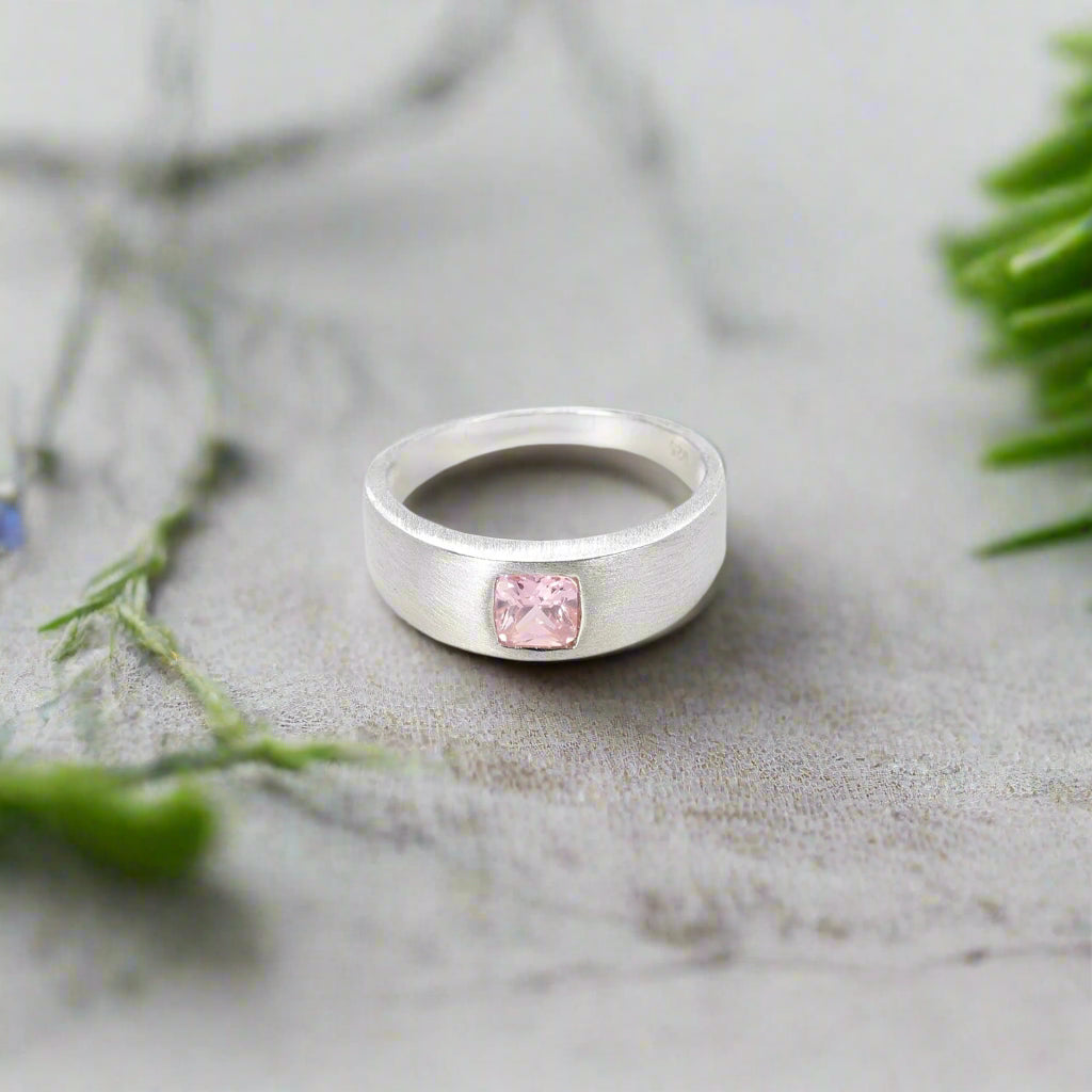 Anillo de plata de ley con piedras preciosas