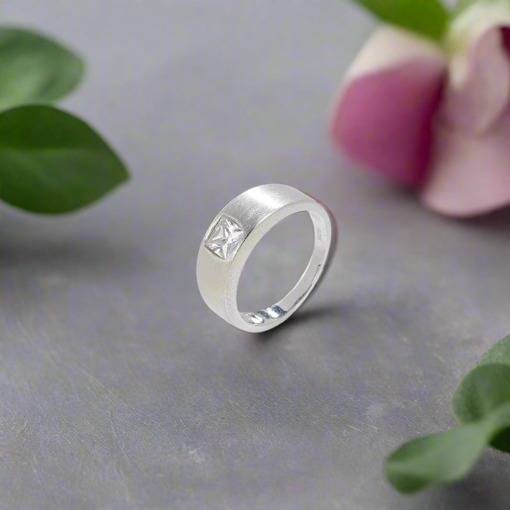 Anillo de plata de ley con piedras preciosas