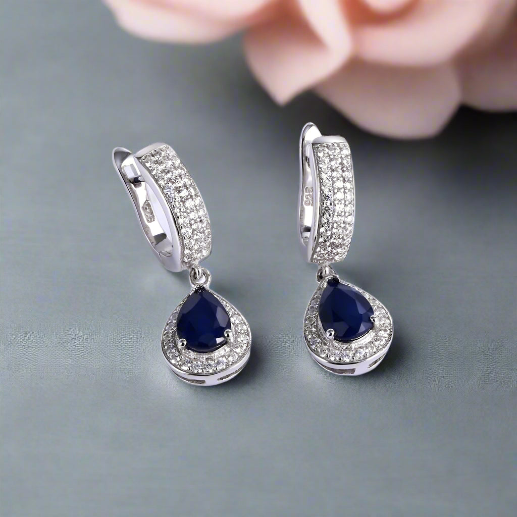 Conjunto de joyas GRACE con zafiro azul talla pera y halo en plata de ley