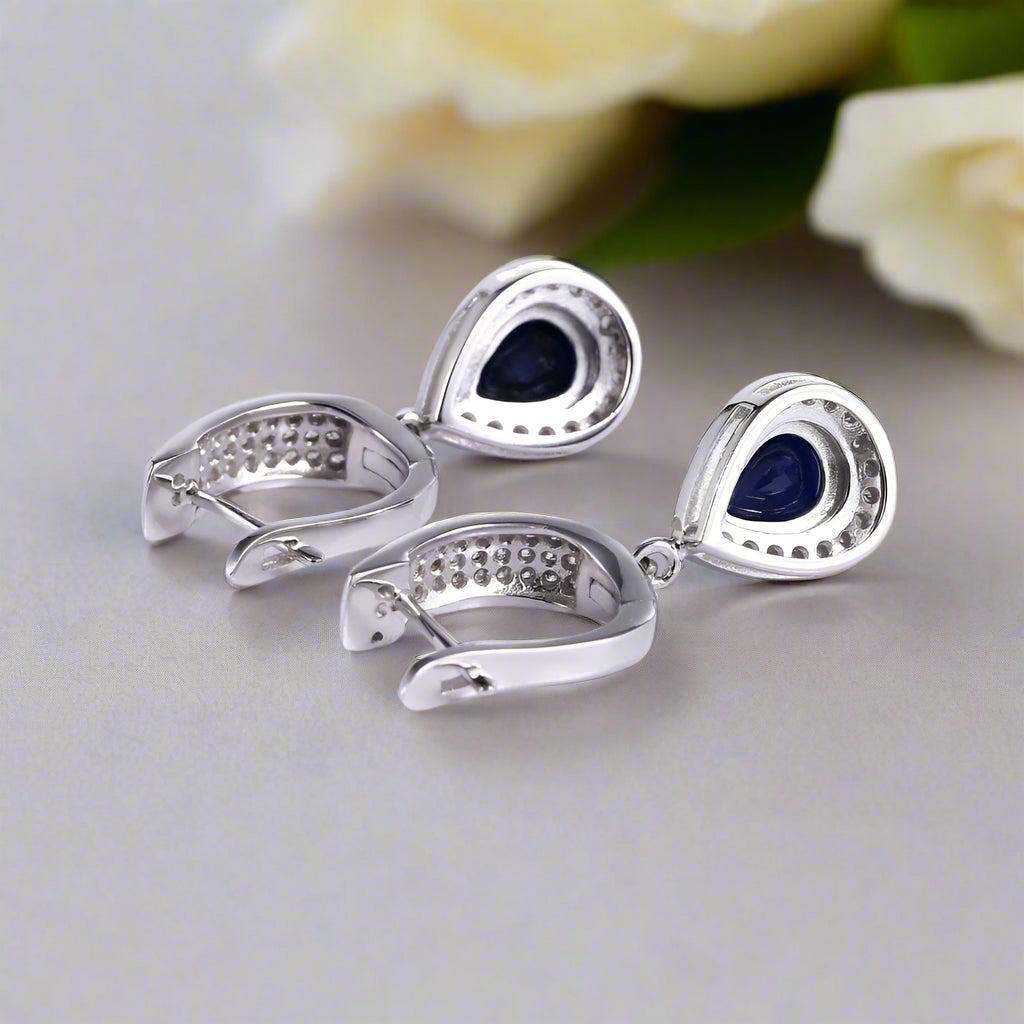 Conjunto de joyas GRACE con zafiro azul talla pera y halo en plata de ley