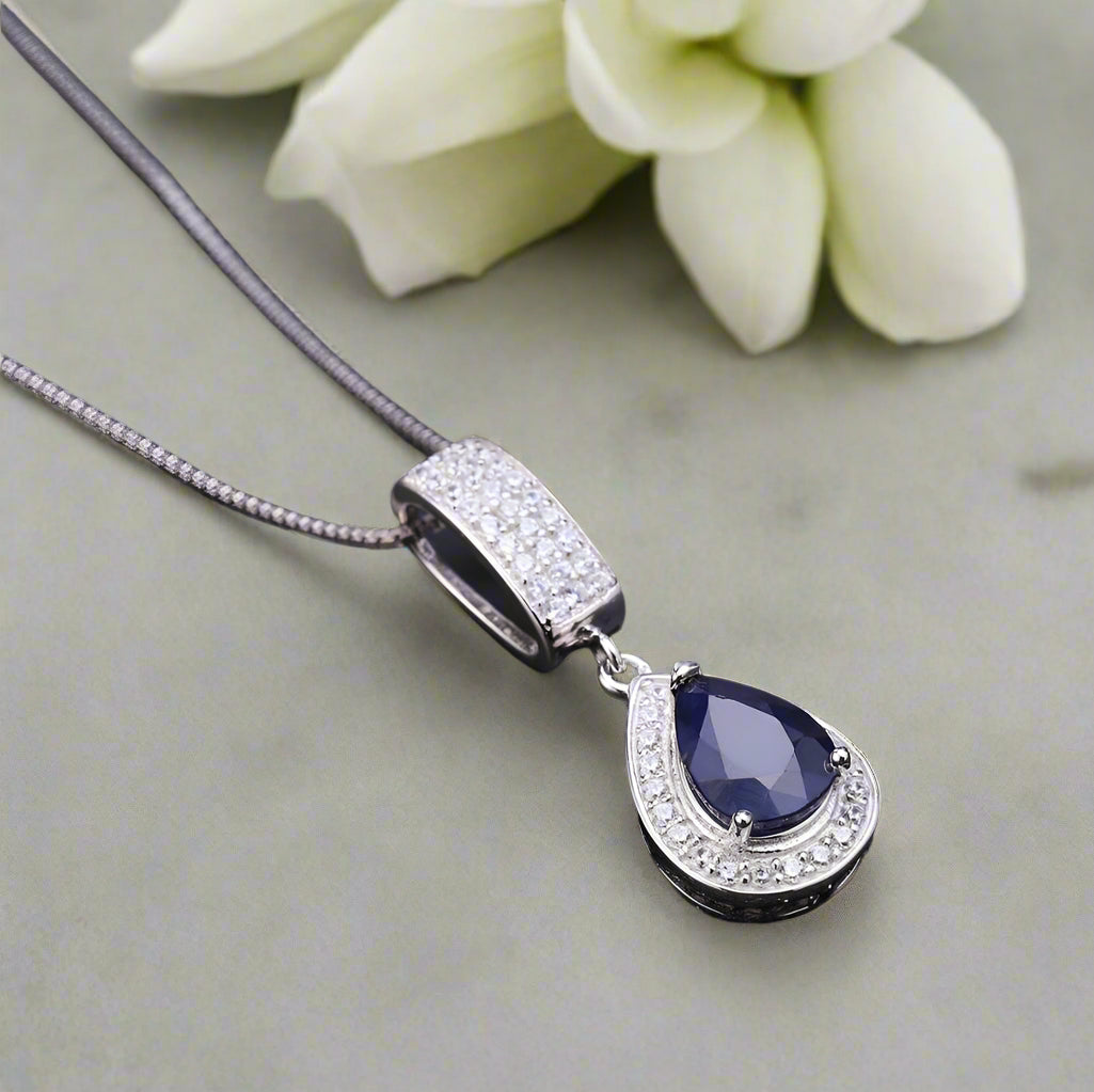Conjunto de joyas GRACE con zafiro azul talla pera y halo en plata de ley