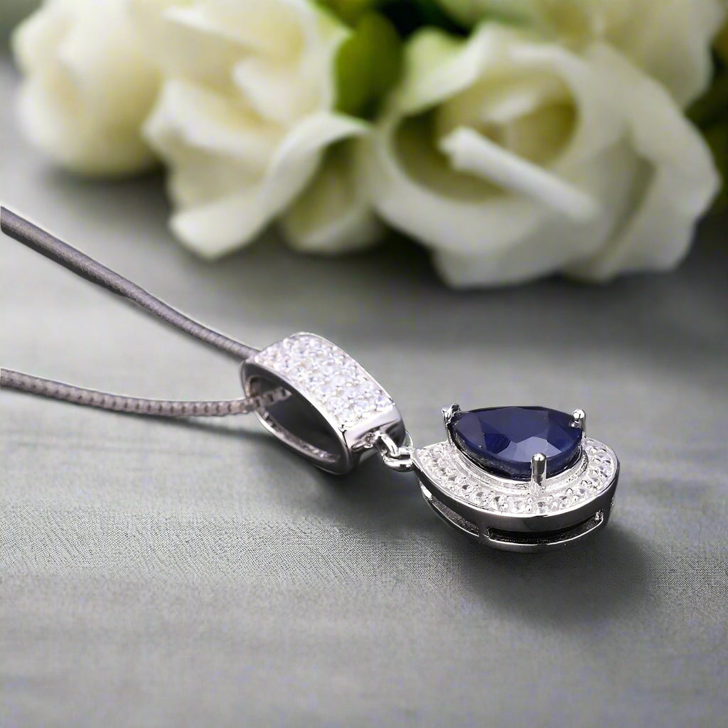 Conjunto de joyas GRACE con zafiro azul talla pera y halo en plata de ley