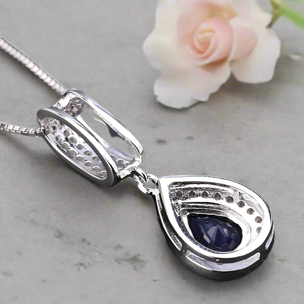 Conjunto de joyas GRACE con zafiro azul talla pera y halo en plata de ley