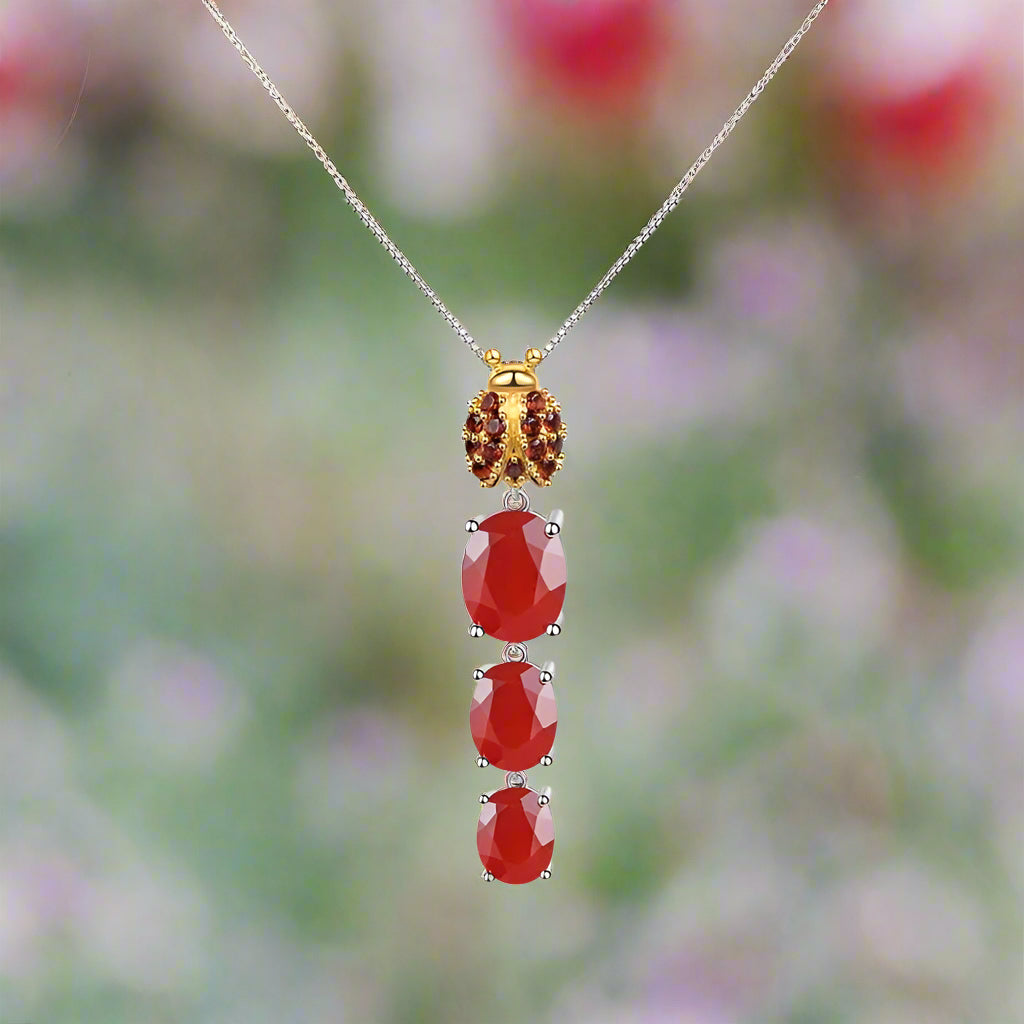 Collar con colgante de mariquita de cuarzo ahumado y ágata roja ovalada GRACE en plata de ley