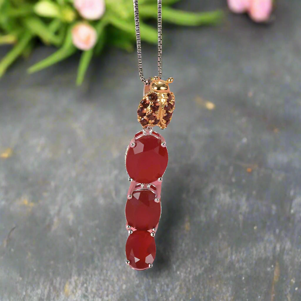Collar con colgante de mariquita de cuarzo ahumado y ágata roja ovalada GRACE en plata de ley