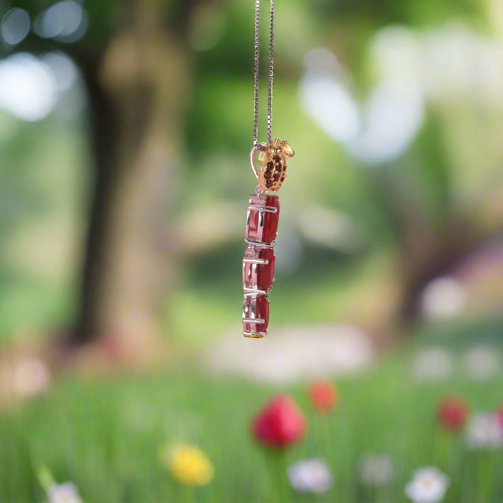 Collar con colgante de mariquita de cuarzo ahumado y ágata roja ovalada GRACE en plata de ley