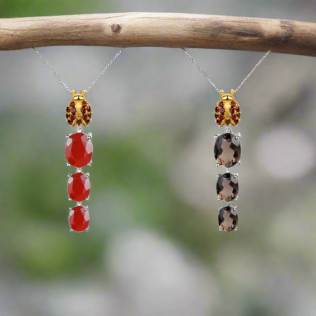 Collar con colgante de mariquita de cuarzo ahumado y ágata roja ovalada GRACE en plata de ley