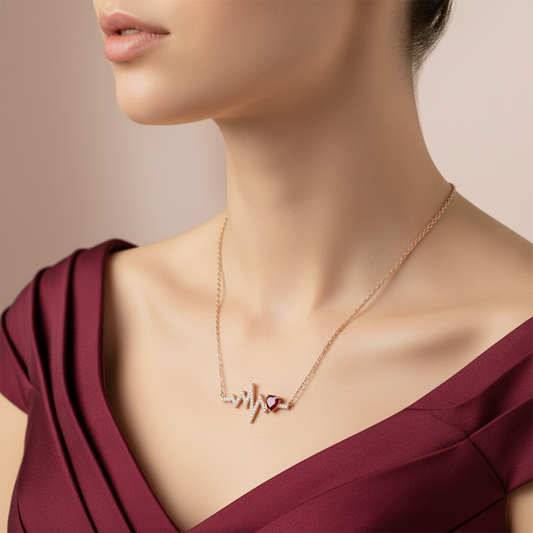 Collar GRACE con corazón de granate rojo y pulso en plata de ley bañada en oro