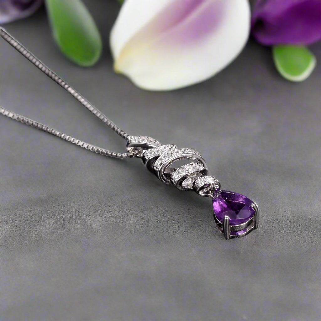 Collar con colgante de cinta de amatista en forma de lágrima y espiral en plata de ley GRACE