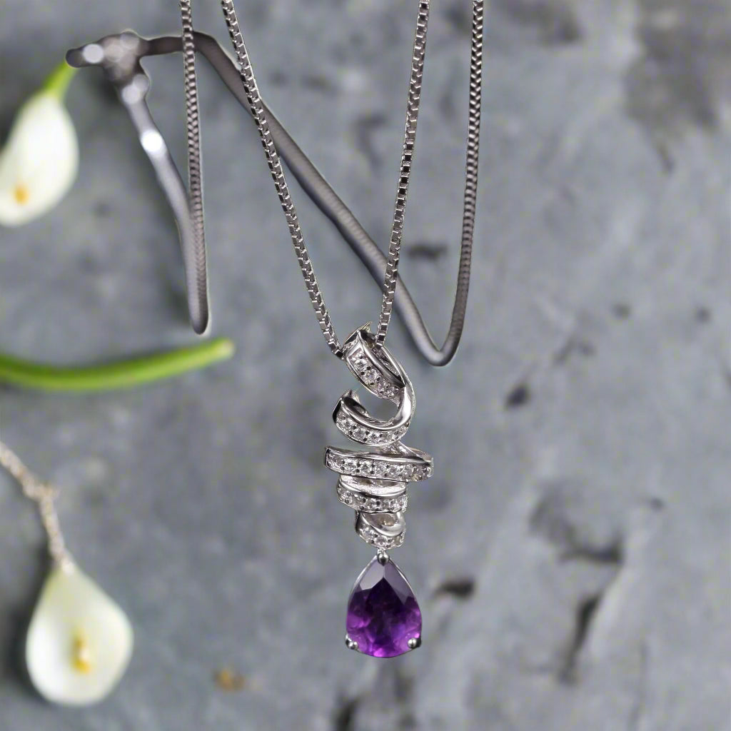 Collar con colgante de cinta de amatista en forma de lágrima y espiral en plata de ley GRACE