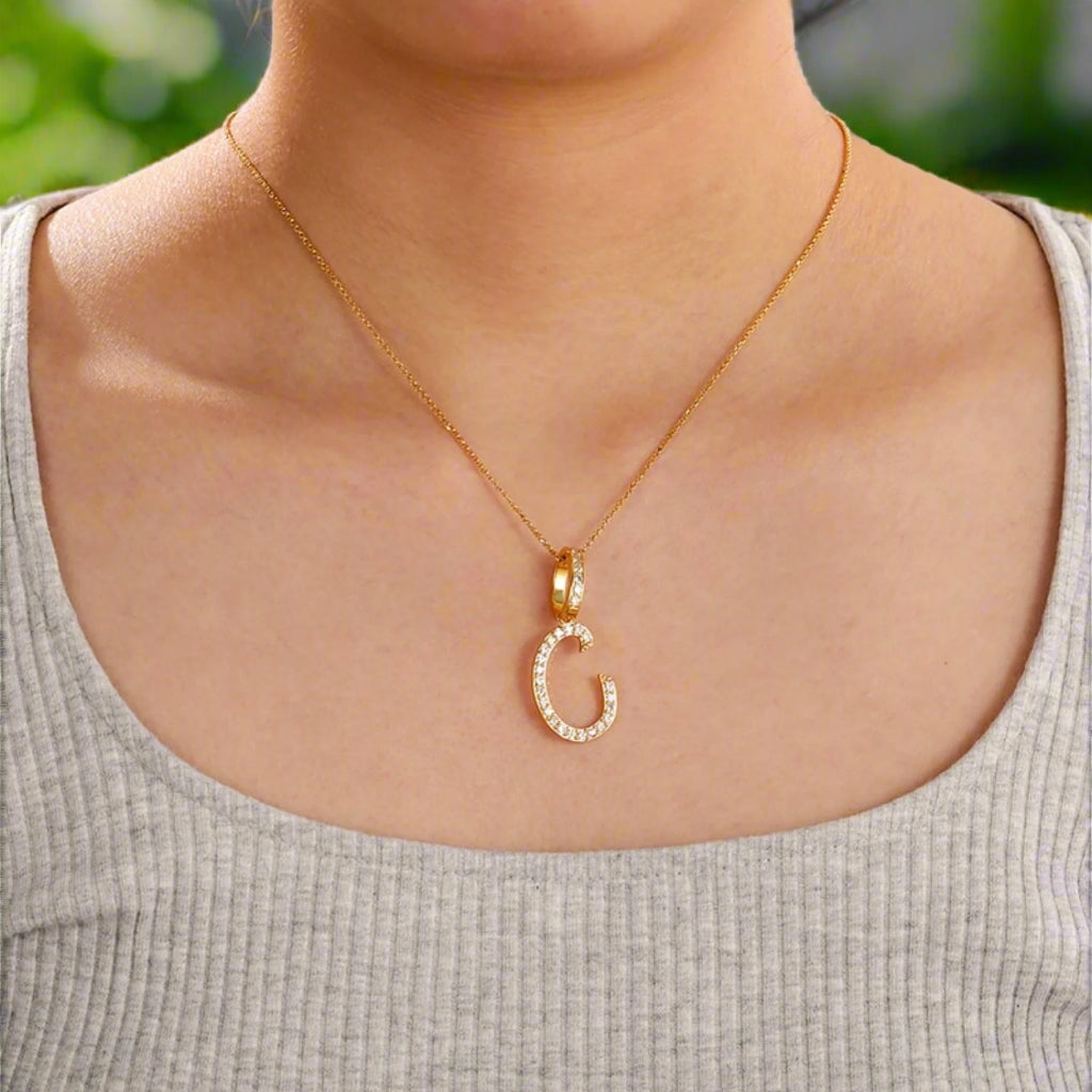 Collar con colgante inicial de moissanita en plata de ley bañada en oro