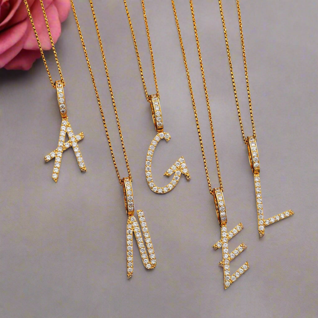 Collar con colgante inicial de moissanita en plata de ley bañada en oro
