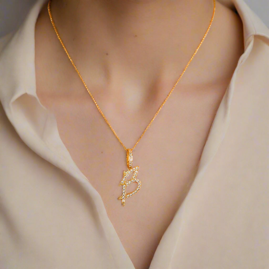 Collar con colgante inicial de moissanita en plata de ley bañada en oro