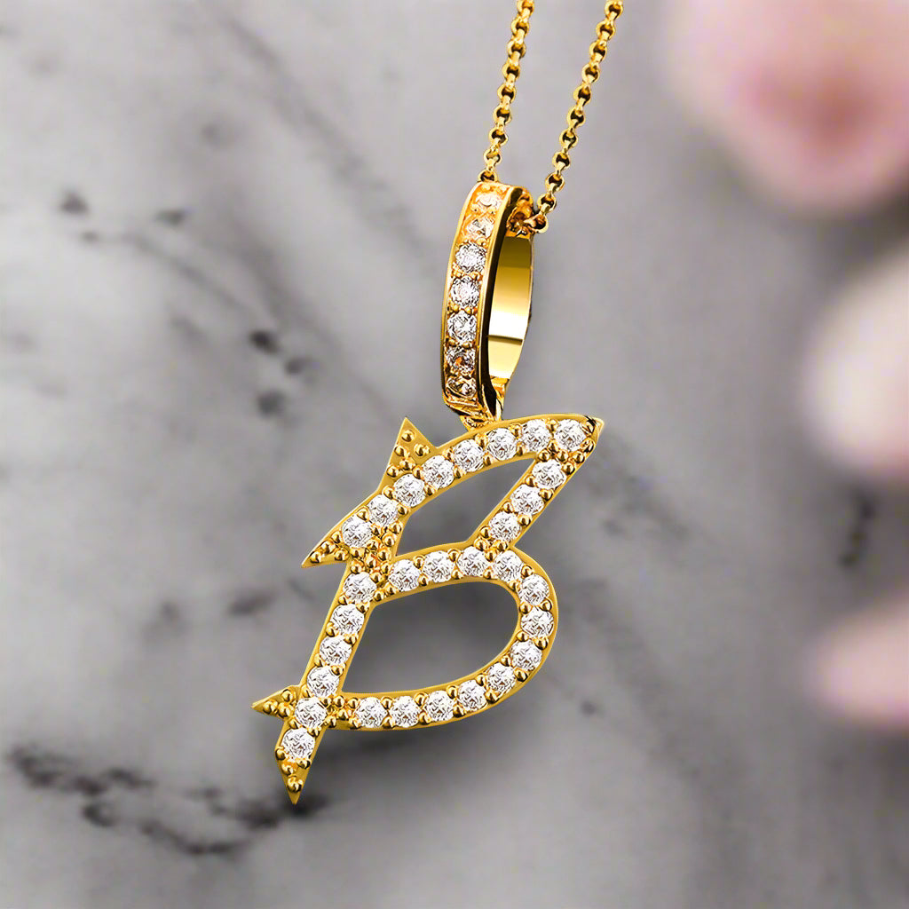 Collar con colgante inicial de moissanita en plata de ley bañada en oro