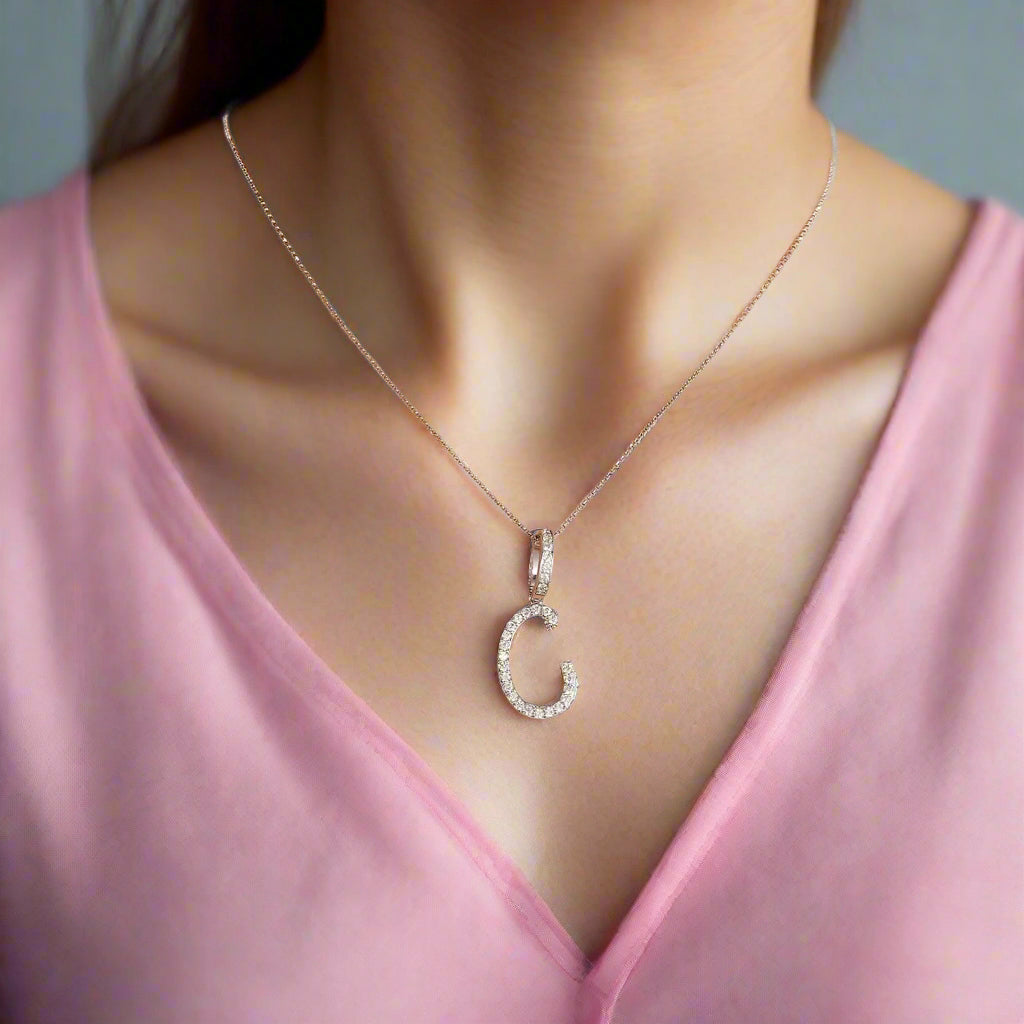 Collier avec pendentif initial en moissanite et argent sterling