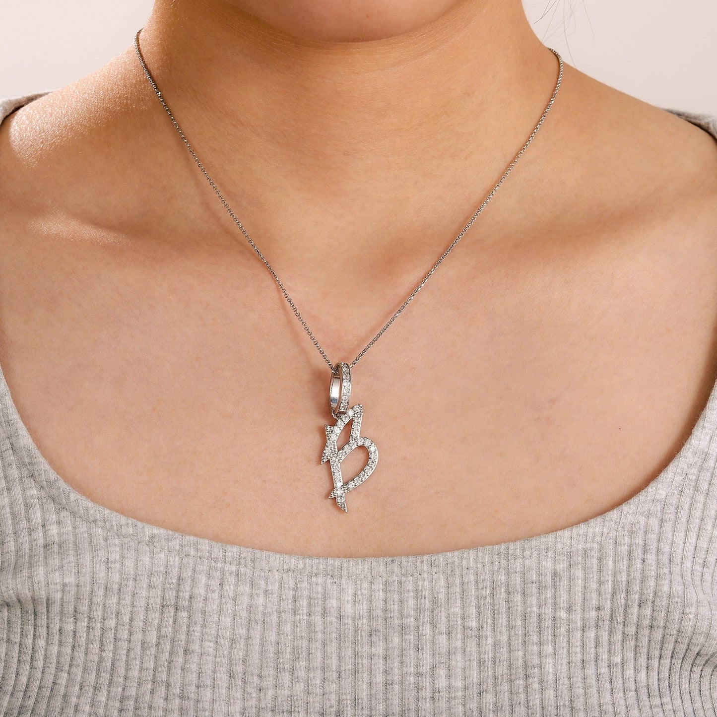 Collier avec pendentif initial en moissanite et argent sterling