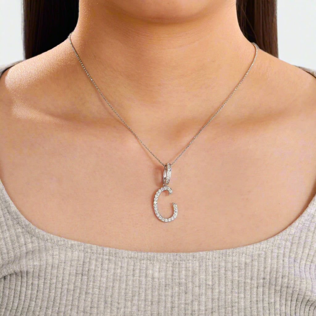 Collier avec pendentif initial en moissanite et argent sterling