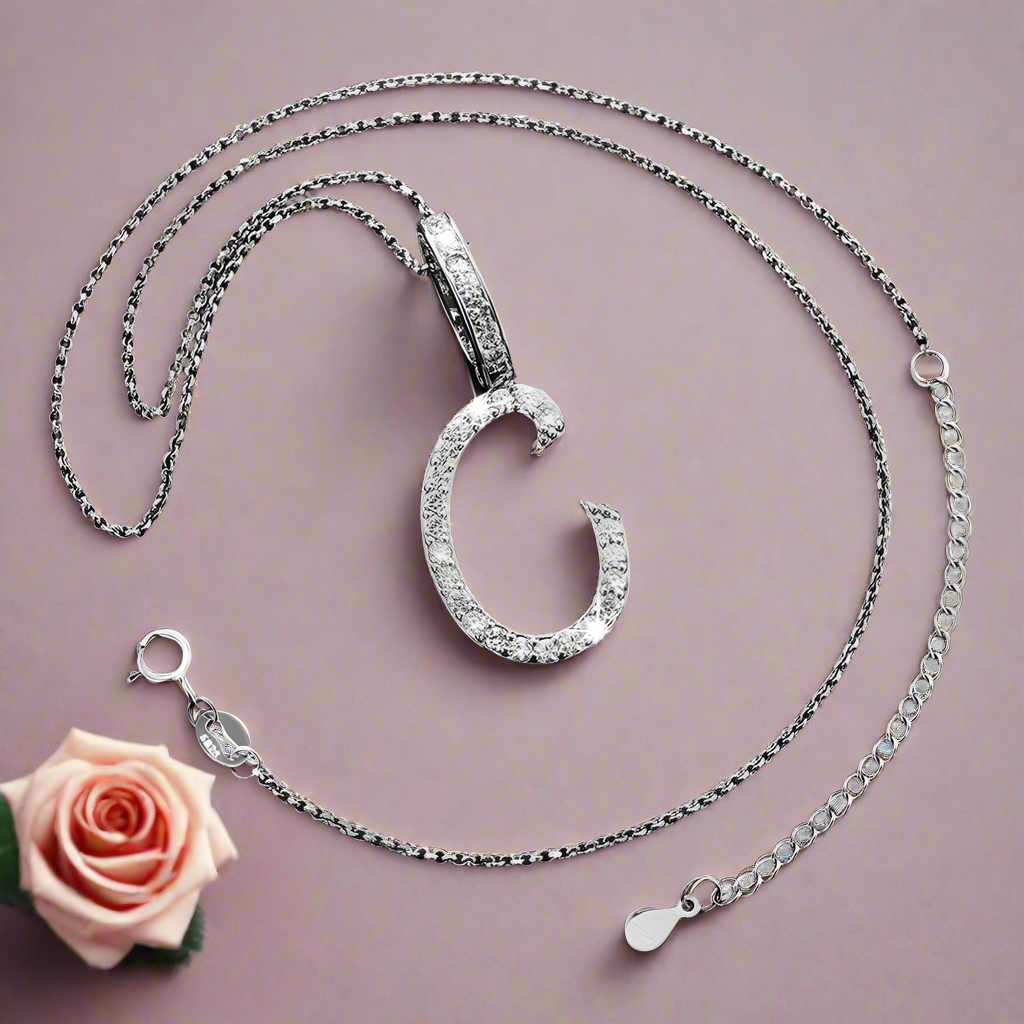 Collier avec pendentif initial en moissanite et argent sterling