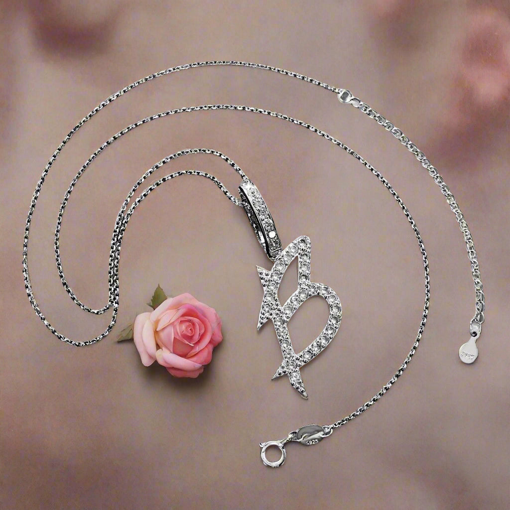 Collier avec pendentif initial en moissanite et argent sterling