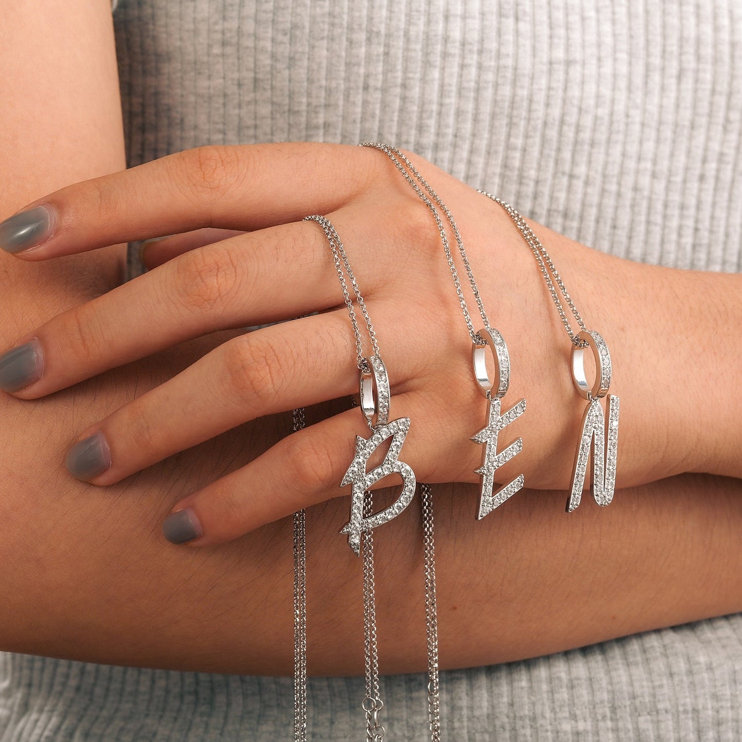 Collier avec pendentif initial en moissanite et argent sterling