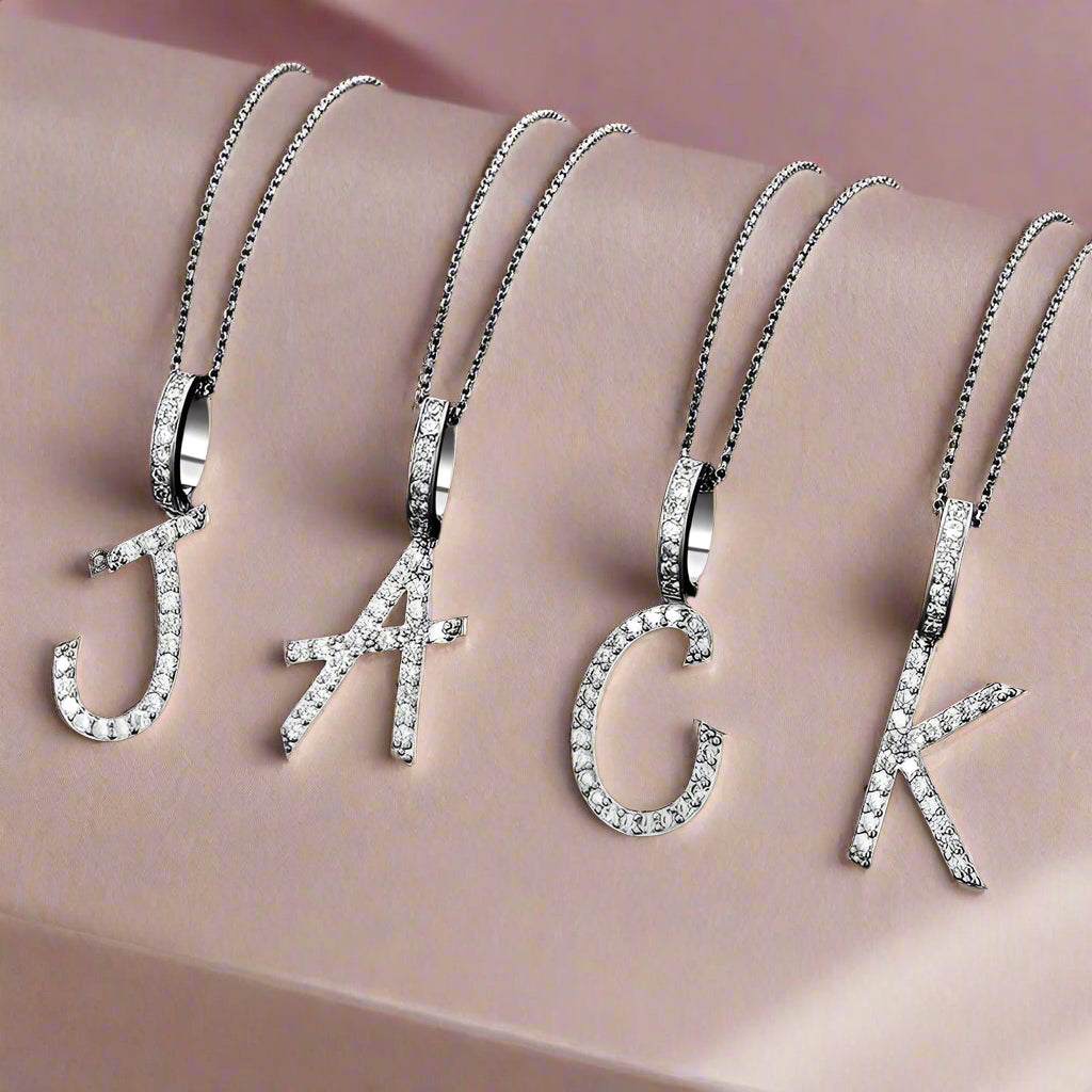 Collier avec pendentif initial en moissanite et argent sterling