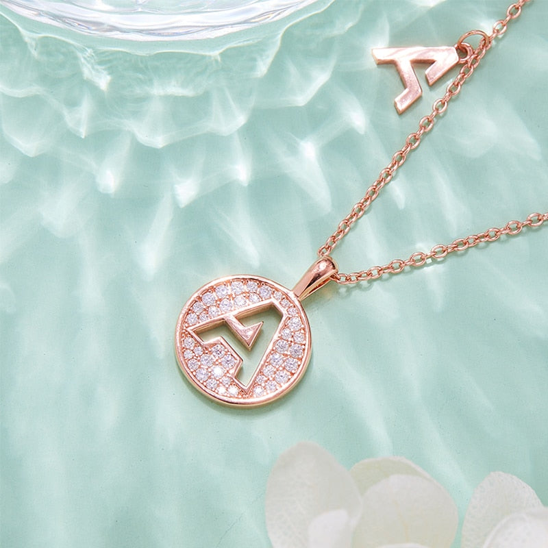 Collier avec initiales pavées de moissanite en argent plaqué or rose
