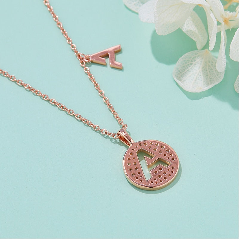 Collier avec initiales pavées de moissanite en argent plaqué or rose