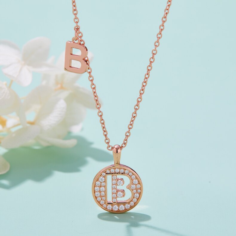 Collier avec initiales pavées de moissanite en argent plaqué or rose
