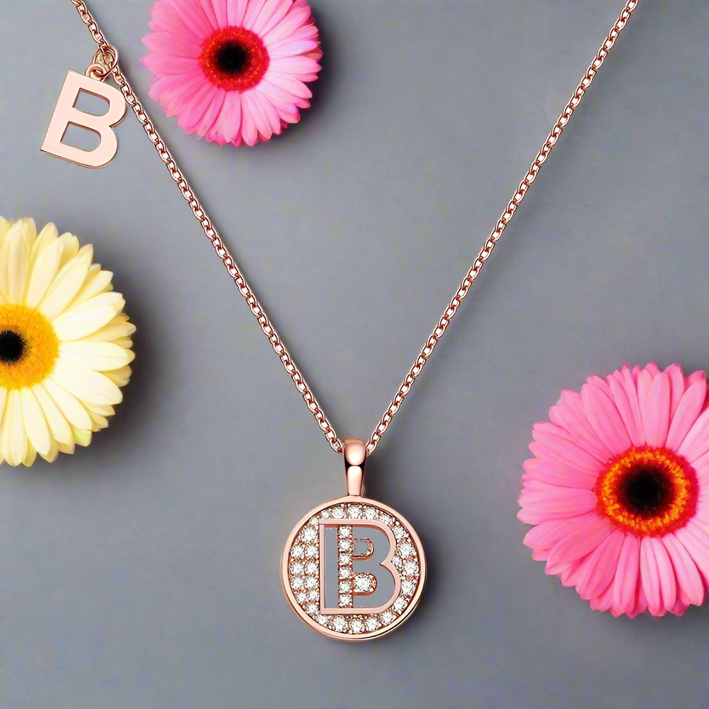 Collier avec initiales pavées de moissanite en argent plaqué or rose