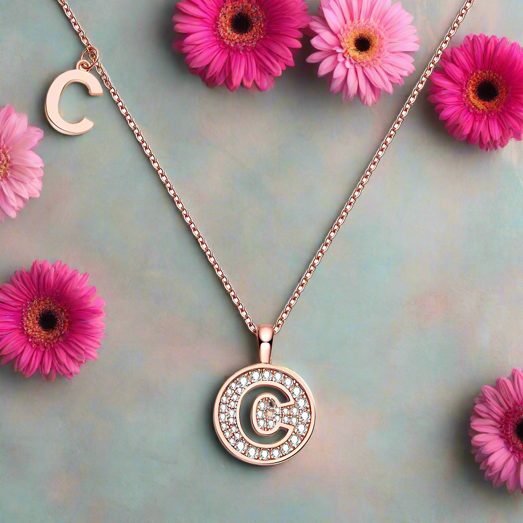 Collier avec initiales pavées de moissanite en argent plaqué or rose