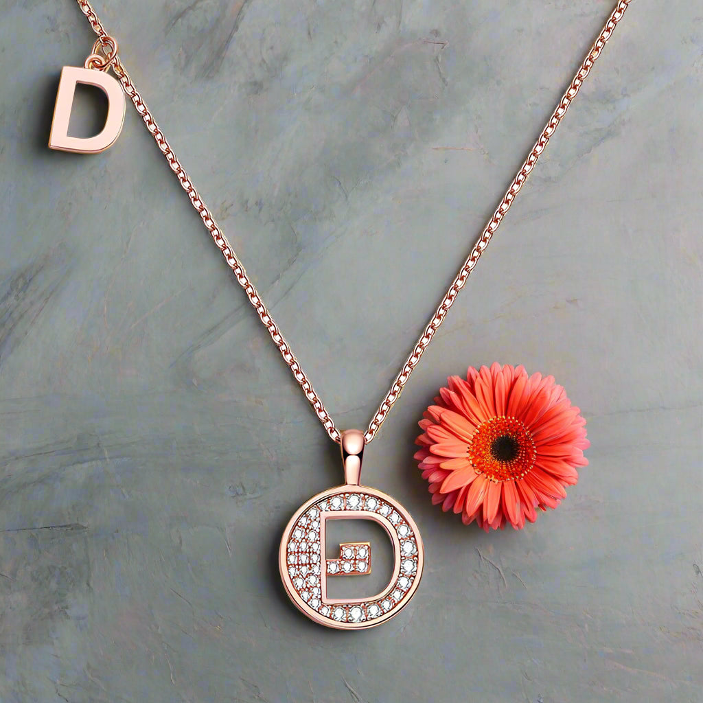 Collier avec initiales pavées de moissanite en argent plaqué or rose