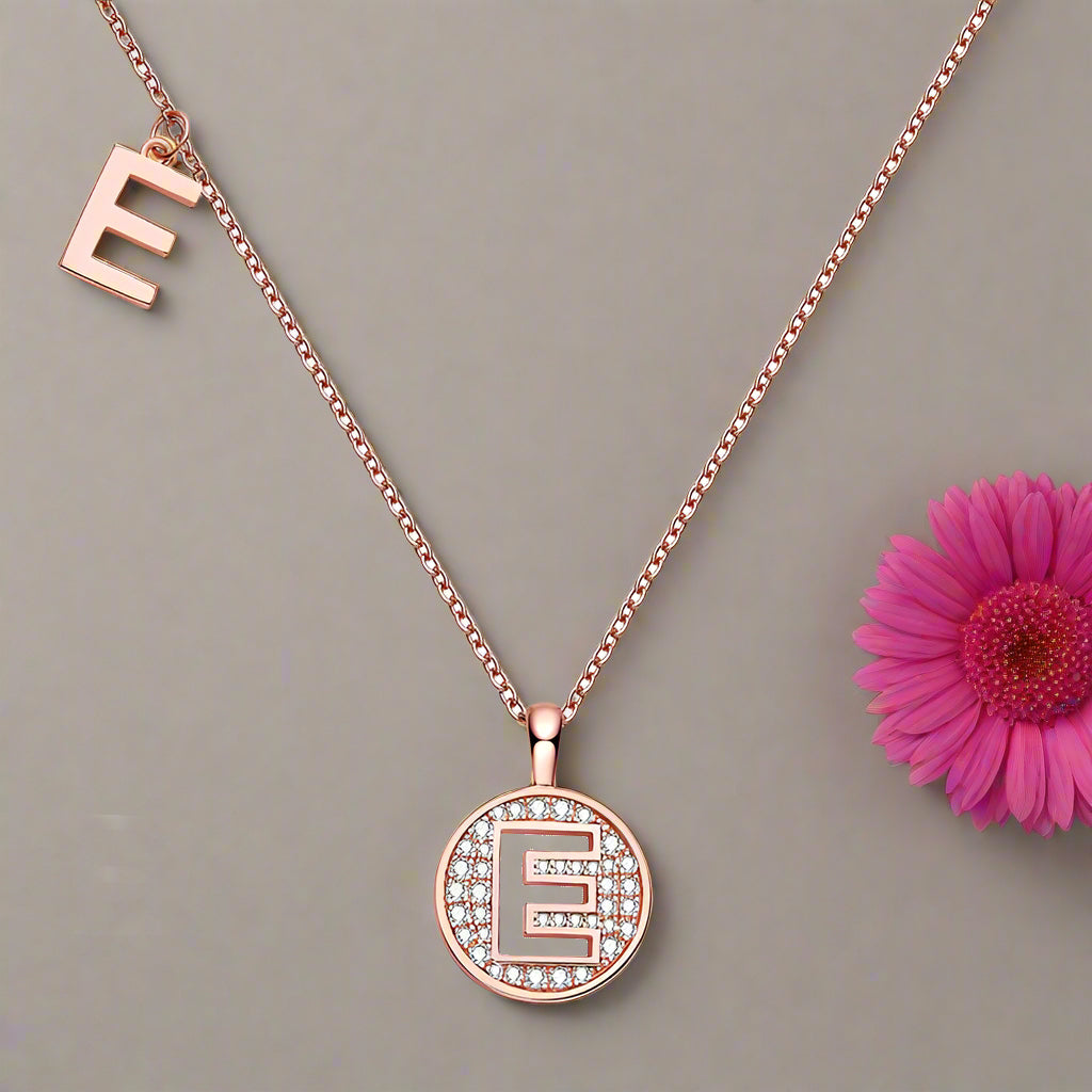 Collier avec initiales pavées de moissanite en argent plaqué or rose
