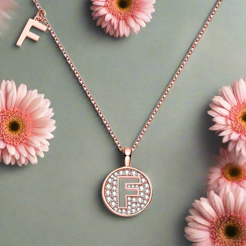 Collier avec initiales pavées de moissanite en argent plaqué or rose