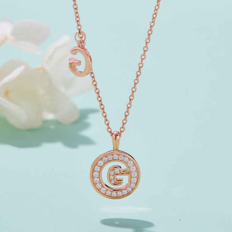 Collier avec initiales pavées de moissanite en argent plaqué or rose