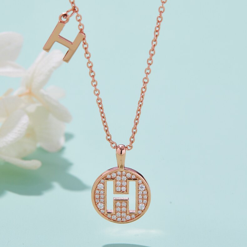 Collier avec initiales pavées de moissanite en argent plaqué or rose