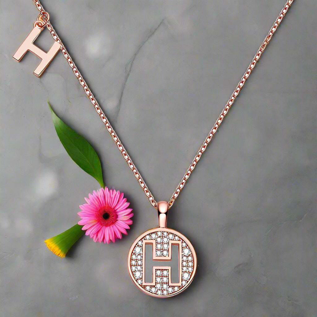 Collier avec initiales pavées de moissanite en argent plaqué or rose