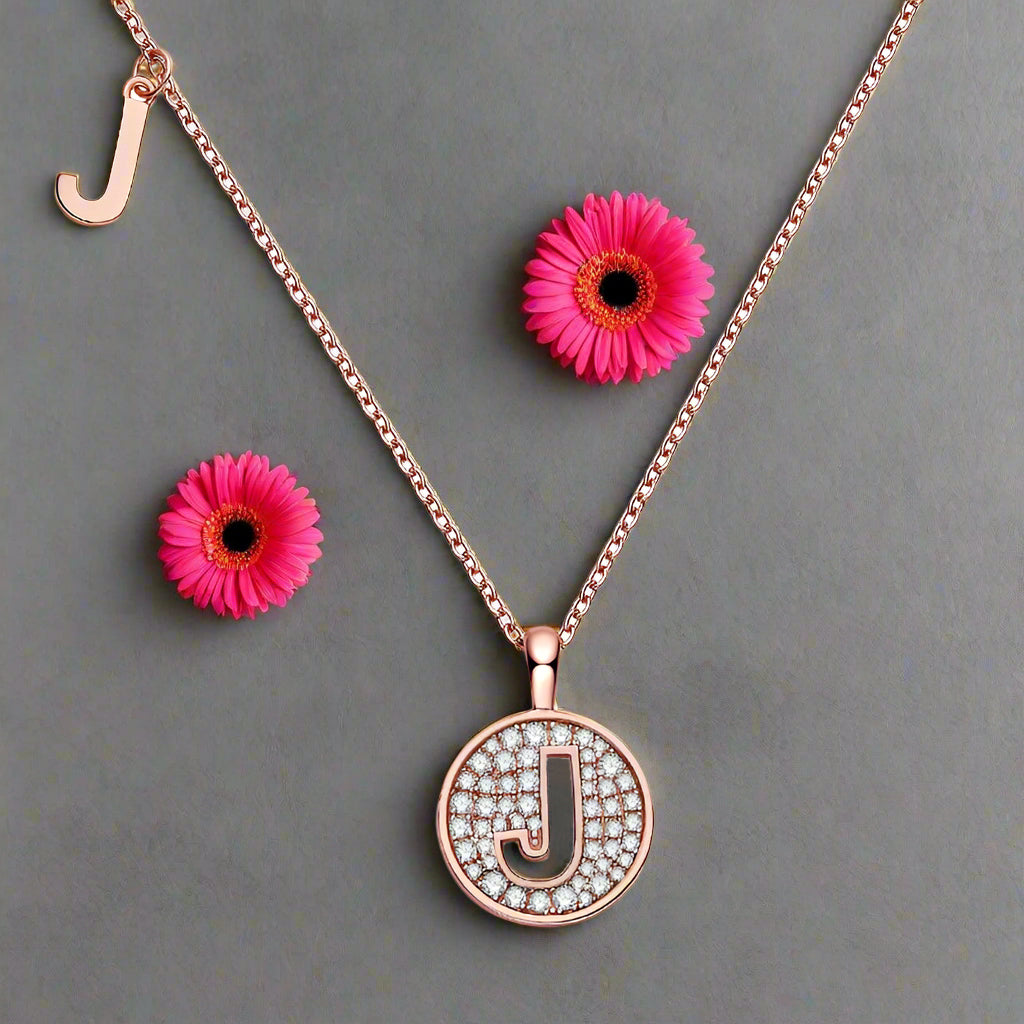 Collier avec initiales pavées de moissanite en argent plaqué or rose