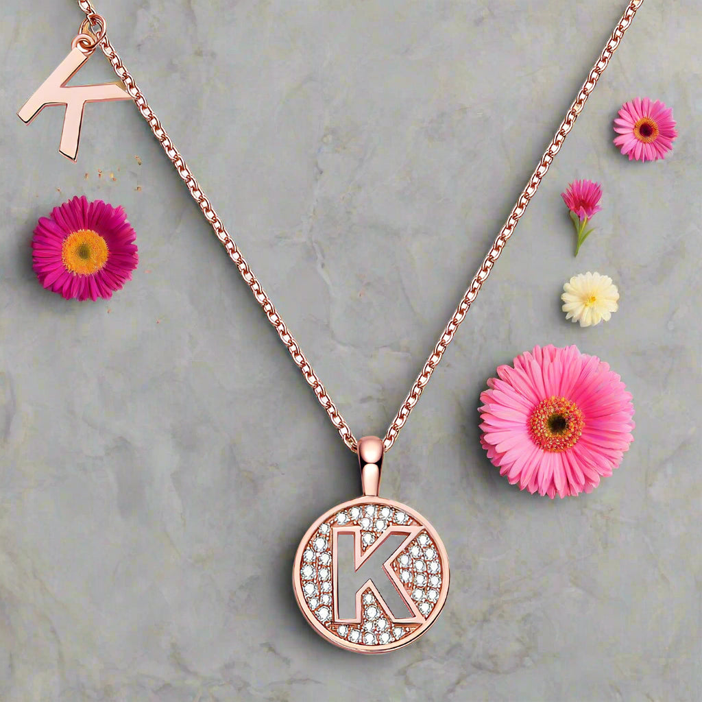 Collier avec initiales pavées de moissanite en argent plaqué or rose