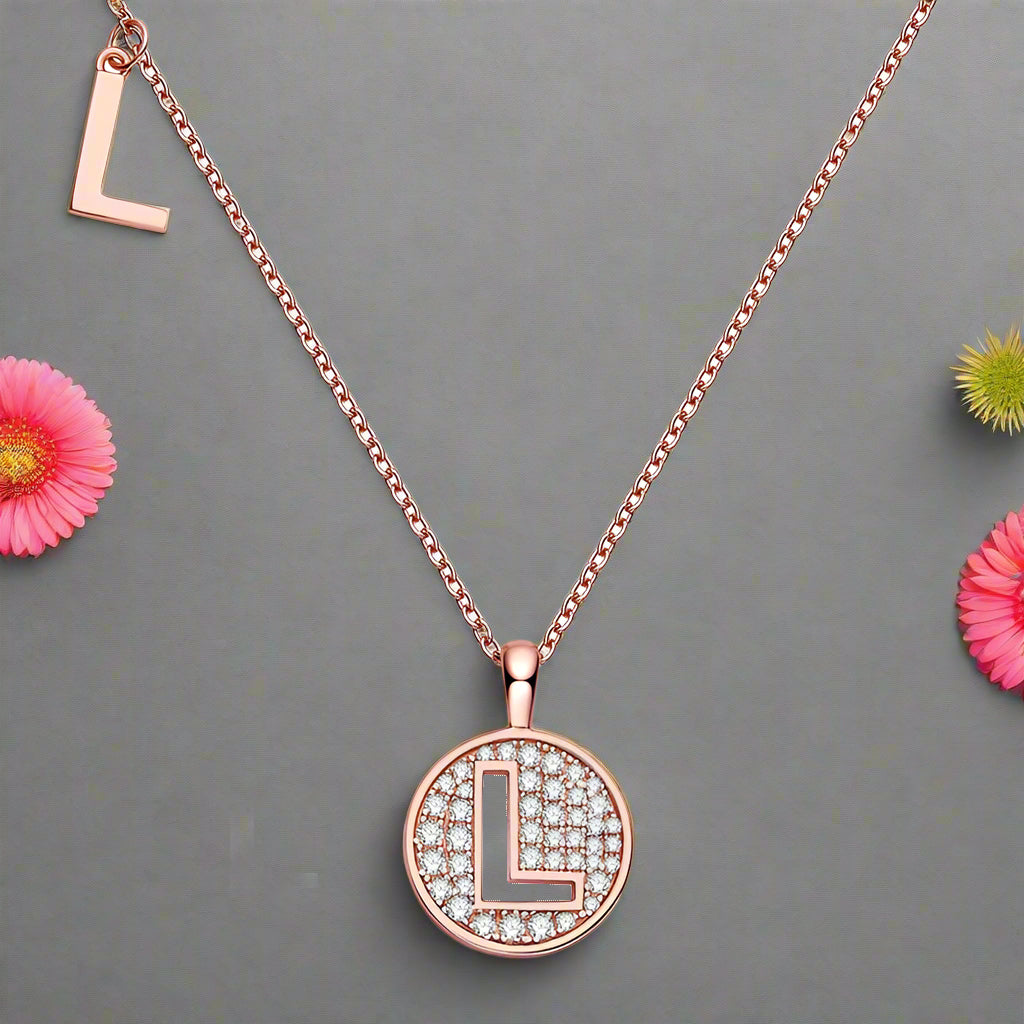 Collier avec initiales pavées de moissanite en argent plaqué or rose