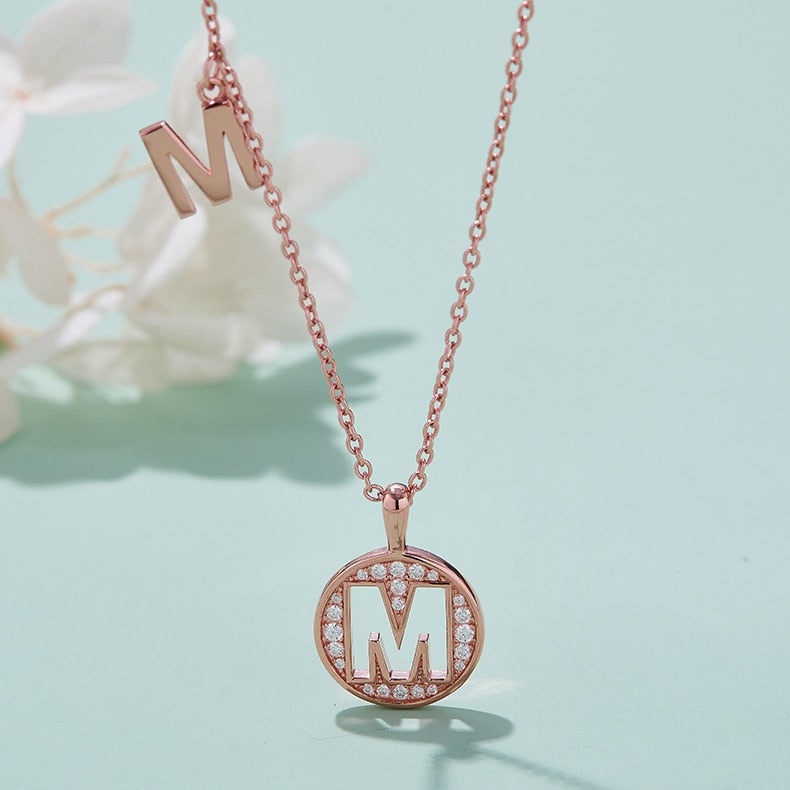 Collier avec initiales pavées de moissanite en argent plaqué or rose